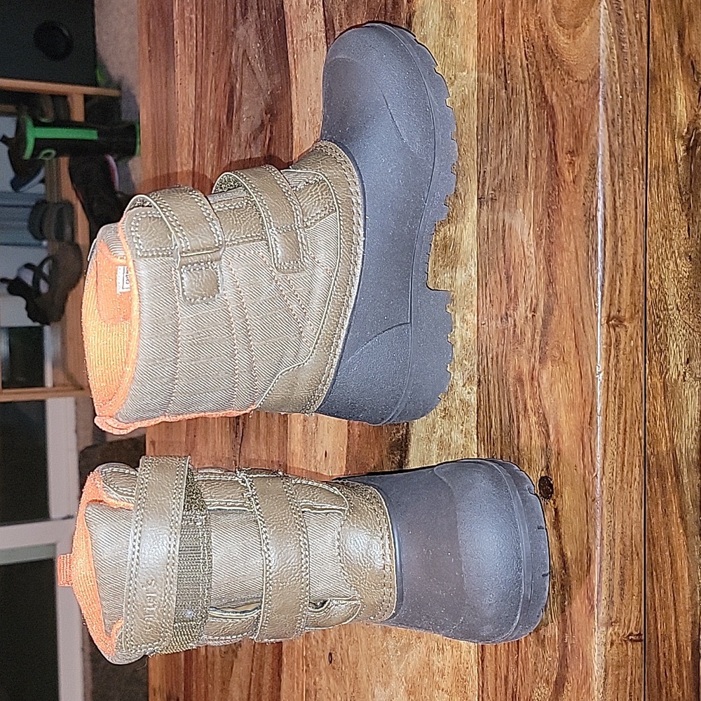 Carter's snow boots